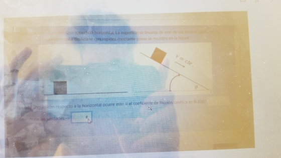 na superficia horizontal. La superficie se levanta de uno de los deslizarse con rapidez constante como se muestra en la figur