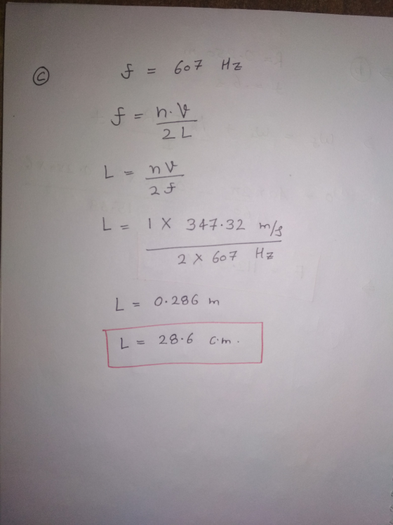 f = 607 Hz f = nove 2 L L = nu 2f L = IX 347.32 m/s 2 x 607 Hz L = 0.286 m L 28.6 Com.