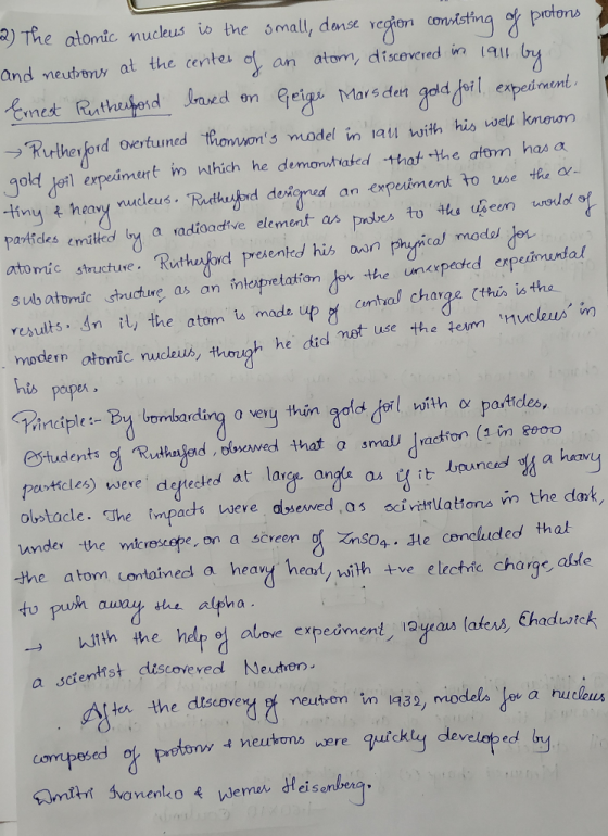 R) The atomic nucleus io the Small, dense。 on cond ting o. Protons and meuthony at the center o, an atom, discevered in lq Ru